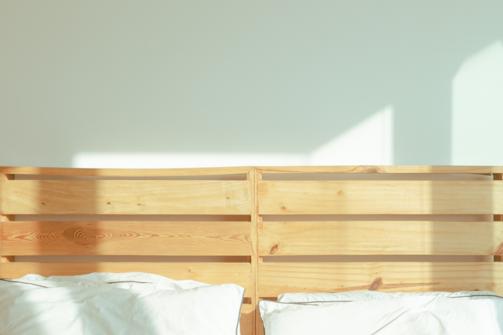 Créez une tête de lit unique avec des matériaux recyclés tels que volets, portes d'atelier ou palettes.