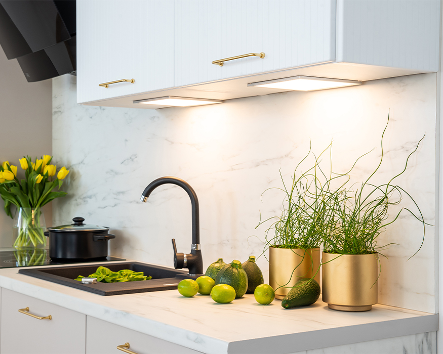 Accès facile à tous vos besoins culinaires avec ce tiroir large et facile à glisser avec la cuisine KATIA